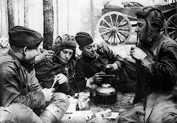 Солдаты пьют Иван-чай